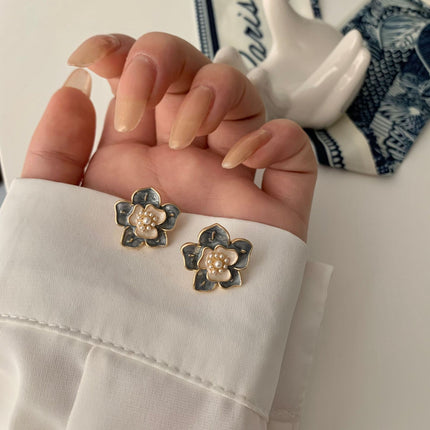 Gray Petal Daisy Earring - FASHION SHEGOODS LLC